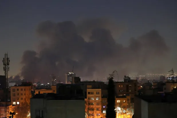 دخان يتصاعد عقب غارات على منطقة باستور المحصنة، في طهران فجر الجمعة(رويترز)