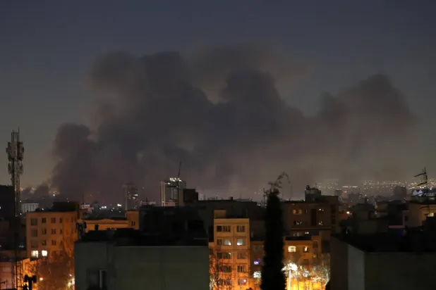 Tahran'ın ağır güvenlik önlemleriyle korunan Pasteur bölgesine düzenlenen hava saldırılarının ardından duman yükseliyor (Reuters)