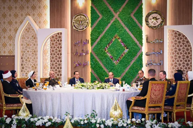 الرئيس المصري عبد الفتاح السيسي وجه بدراسة إمكانية إحالة المتلاعبين بالأسعار إلى القضاء العسكري (الرئاسة المصرية) 