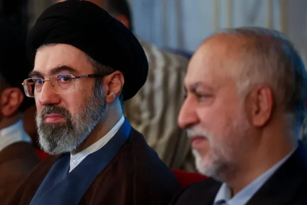 مجتبى خامنئي خلال مشاركته بمراسم تكريم غلام علي حداد عادل والد زوجته ومستشار المرشد للشؤون الثقافية في يوليو الماضي (إرنا)