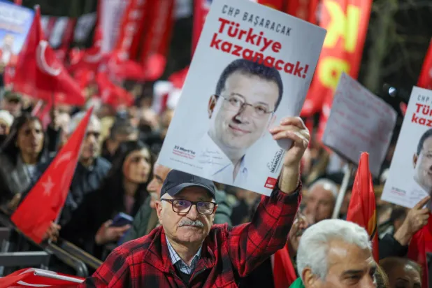 مواطنون أتراك يرفعون لافتات تحمل صور رئيس بلدية إسطنبول المحتجز أكرم إمام أوغلو خلال تجمع في إسطنبول الأربعاء للمطالبة بإطلاق سراحه وإجراء انتخابات مبكرة (حساب حزب الشعب الجمهوري في إكس)