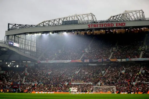 زيادة في أسعار التذاكر الموسمية في «أولد ترافورد» (رويترز)