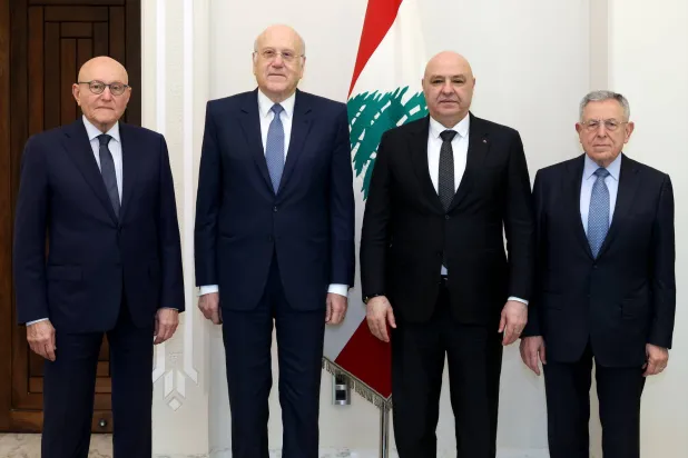 الرئيس اللبناني جوزيف عون مستقبلاً رؤساء الحكومة السابقين فؤاد السنيورة وتمام سلام ونجيب ميقاتي (الرئاسة اللبنانية)