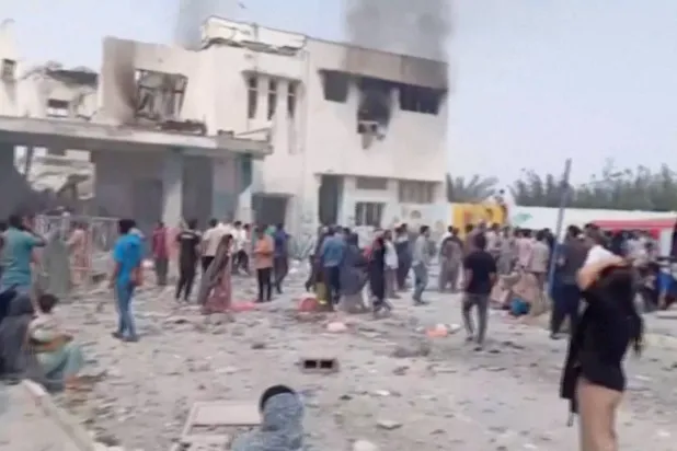 تصاعد دخان أسود من مبنى مدمر في مدرسة بمدينة ميناب الإيرانية إثر غارة جوية وسط الصراع الأميركي الإسرائيلي الإيراني (رويترز)