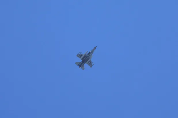 مقاتلة إسرائيلية تحلق فوق جنوب لبنان وسط الصراع مع إيران (إ.ب.أ)