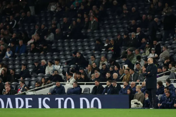 مدرب توتنهام إيغور تودور يتابع هزيمة فريقه في حين تبدو مقاعد بالمدرجات خالية بعد مغادرة الجماهير مبكراً (رويترز)