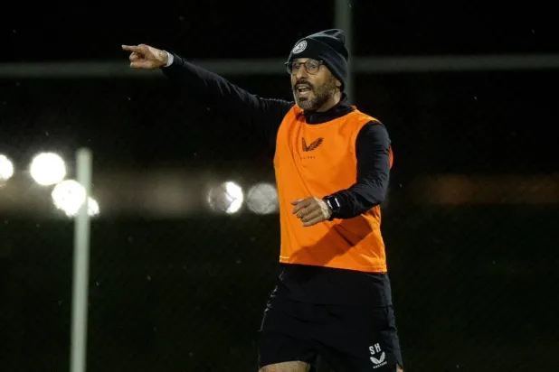 سعد الشهري خلال قيادته تدريبات الاتفاق الأخيرة (موقع النادي)