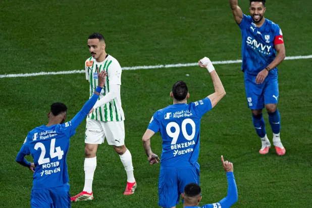 بنزيمة يحتفل بهدفه الشخصي الثاني في المباراة (موقع النادي)