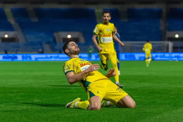 ماسوراس لاعب الخليج محتفلاً بهدفه في الحزم (تصوير: عيسى الدبيسي)