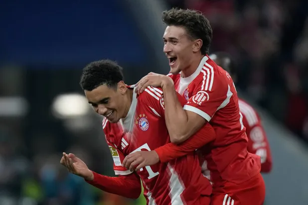 جمال موسيالا محتفلا بهدفه في المباراة (أ.ب)