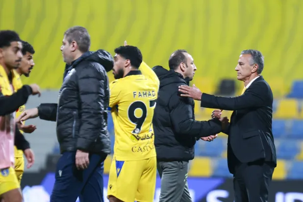 البرازيلي شاموسكا مدرب التعاون واحتفالية بعد المباراة (تصوير: سعد الدوسري) 