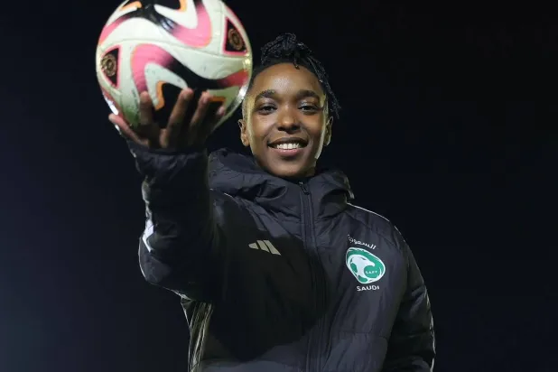 البندري صاحبة الهاتريك بعد حصولها على كرة المباراة (الشرق الأوسط)