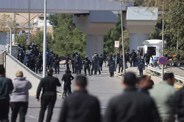 اشتباكات عند «الجسر المعلّق» في بغداد (أ.ف.ب)