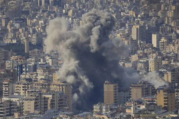 Beyrut'un güney banliyölerinde İsrail bombardımanı sonucu isabet alan binalardan duman yükseliyor (DPA)