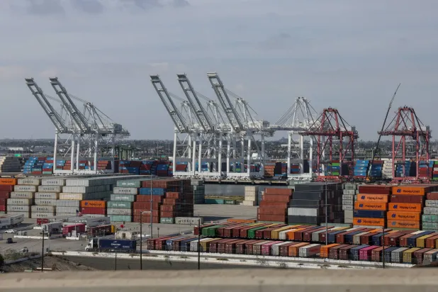 حاويات شحن مكدسة في ميناء لونغ بيتش، لونغ بيتش، كاليفورنيا (إ.ب.أ)