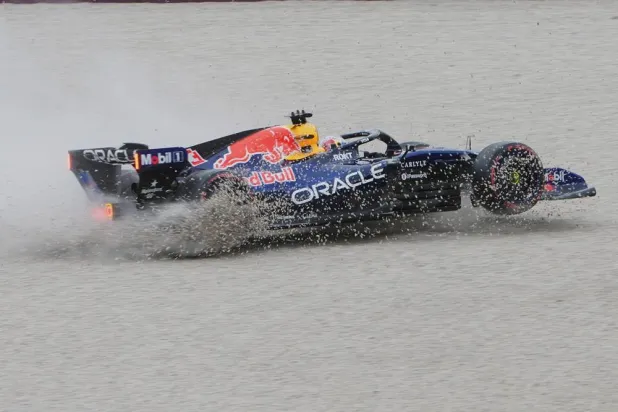  Red Bull driver Max Verstappen of the Netherlands spins off the track during the qualifying session for the Australian Formula One Grand Prix at Albert Park, in Melbourne, Australia, Saturday, March 7, 2026. (AP) 