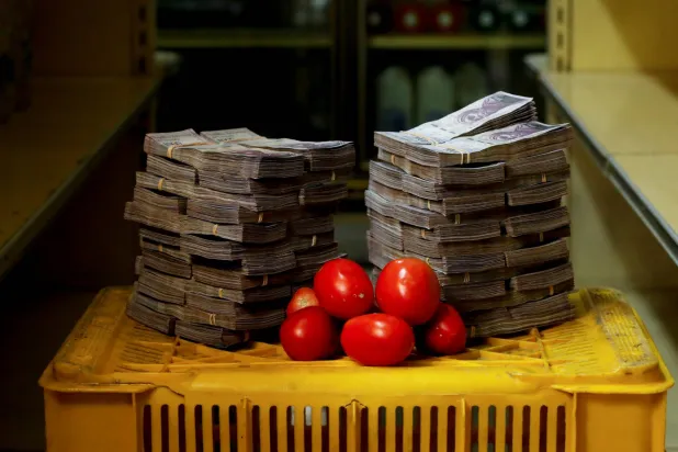 صورة توضح مقدار العملة الفنزويلية اللازمة لشراء كيلوغرام واحد من الطماطم قبل التوقف عن نشر بيانات التضخم (رويترز)