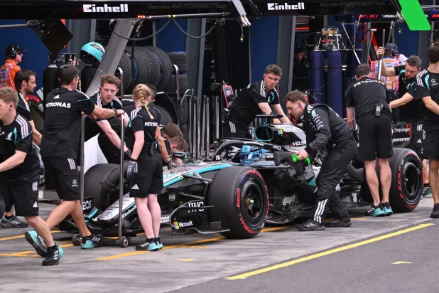 جورج راسل سائق مرسيدس أول المنطلقين في ملبورن (أ.ب)