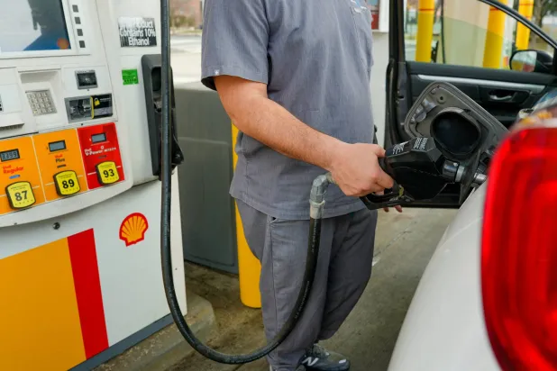 بلغ سعر البنزين العادي في أميركا 3.32 دولار للغالون وهو الأعلى منذ سبتمبر 2024 وسعر الديزل 4.33 دولار وهو الأعلى منذ نوفمبر 2023 (رويترز)
