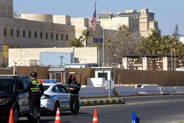 عناصر من الأمن في محيط السفارة الأميركية في عمان (إ.ب.أ)