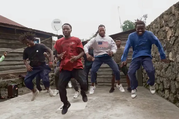 صور المخرج مع رفاقه ومعارفه في الإقليم (الشركة المنتجة)