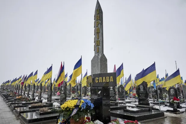 خلال إحياء ذكرى الجنود الأوكرانيين الذين سقطوا في الحرب... في المقبرة العسكرية بخاركيف في أوكرانيا - 24 فبراير 2026 (إ.ب.أ)