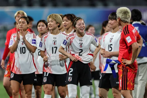 سيدات اليابان يحتفلن بالفوز الساحق على الهند (أ.ف.ب)