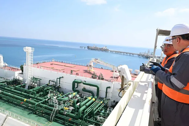 رئيس الوزراء المصري مصطفى مدبولي خلال جولته في ميناء «سوميد» البترولي بالعين السخنة السبت  (مجلس الوزراء المصري)