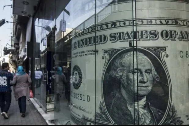 إحدى الصرافات بوسط العاصمة المصرية القاهرة (أ.ف.ب)