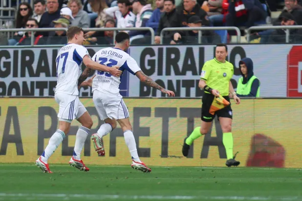 فرحة لاعبي كومو بالفوز على كالياري (إ.ب.أ)