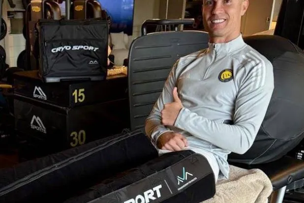 رونالدو مرتدياً الجهاز الطبي للاستشفاء من إصابته (حساب اللاعب على منصة «إكس»)