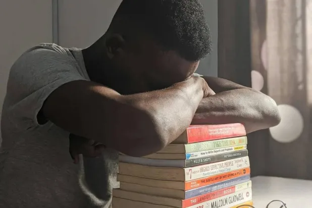 تعمل القيلولة على منح الدماغ والجسم فرصة لإعادة التوازن (بيكسلز)