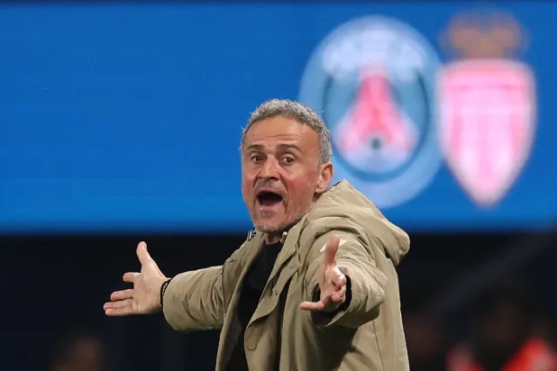 إنريكي متفاعلاً مع أحداث مباريات فريقه أمام موناكو (أ.ف.ب)