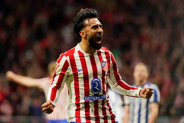 غونزاليس يحتفل بهدف الفوز في المباراة (رويترز)