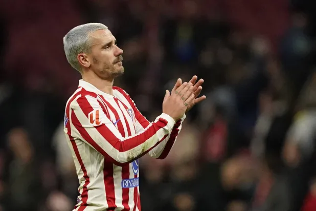 غريزمان خلال مشاركته في مباراة أتلتيكو أمام سوسيداد (رويترز)