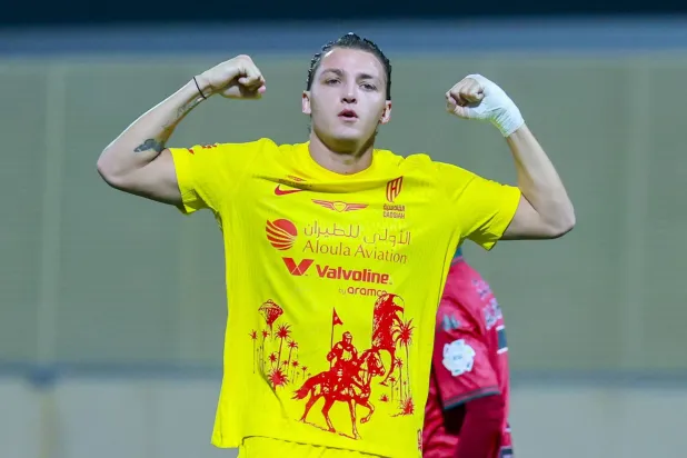 ريتيغي لاعب القادسية محتفلاً بهدفه الشخصي الأول في الخلود (تصوير: سعد الدوسري)