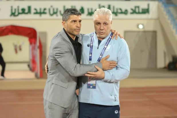 البرتغالي بيدرو إيمانويل، مدرب الفيحاء في حديث مع مدرب الأخدود (تصوير: عدنان مهدلي) 