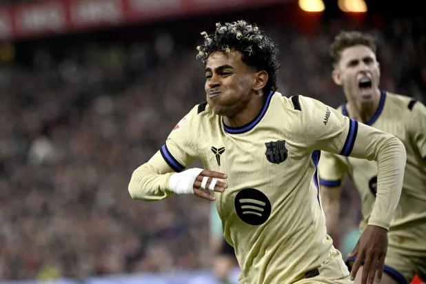 الأمين جمال محتفلا بالهدف الثمين (أ.ف.ب)