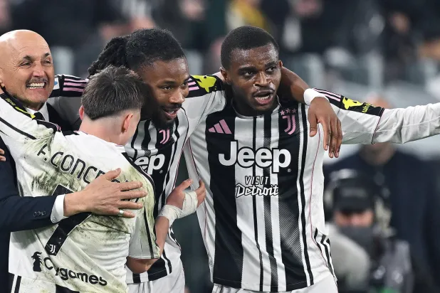 لاعبو اليوفي يحتفلون مع مدربهم سباليتي بعد أحد الأهداف (إ.ب.أ)