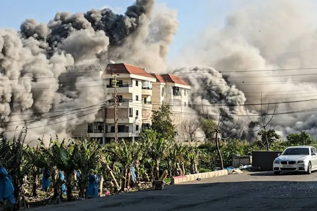 الدخان يتصاعد من المباني التي استهدفها القصف الإسرائيلي بمدينة صور في جنوب لبنان بعد تحذيرات لسكانها بالإخلاء (أ.ف.ب)