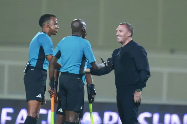 مدرب القادسية يصافح حكام المباراة بعد نهايتها (تصوير: سعد الدوسري)