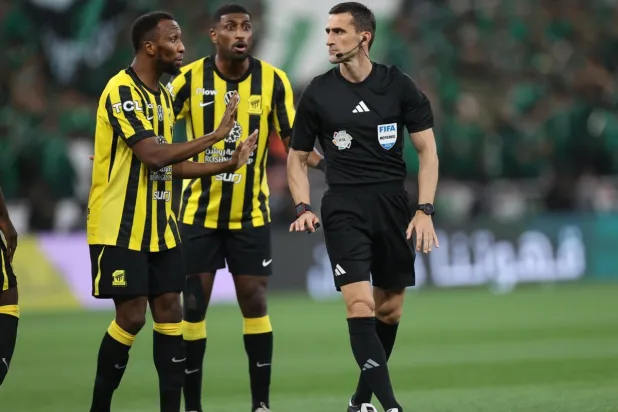 لاعبو الاتحاد يحتجون على إحدى قرارات الحكم في الديربي (تصوير: عدنان مهدلي) 