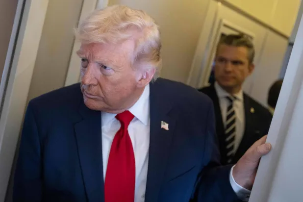 ترمب متحدثاً إلى الصحافيين على متن الطائرة الرئاسية (ا.ف.ب)