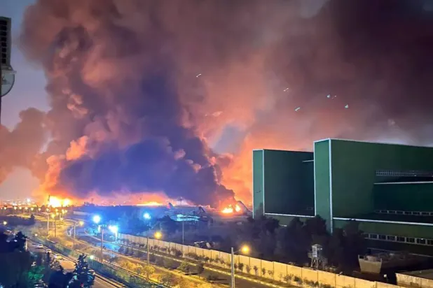 Tahran'ın batısındaki Mehrabad Uluslararası Havaalanı çevresinde yoğun bir şekilde yükselen alevler ve duman (Sosyal medya)