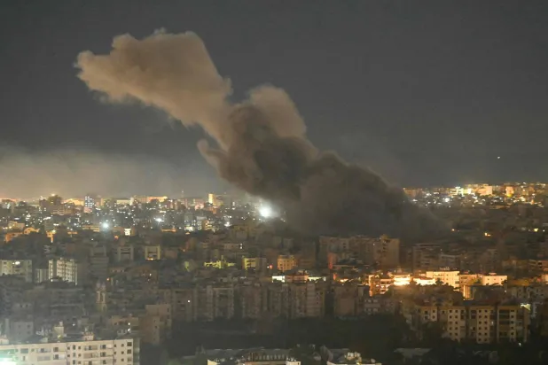 تصاعد دخان بعد غارة إسرائيلية استهدفت منطقة في الضاحية الجنوبية لبيروت  (ا.ف.ب)
