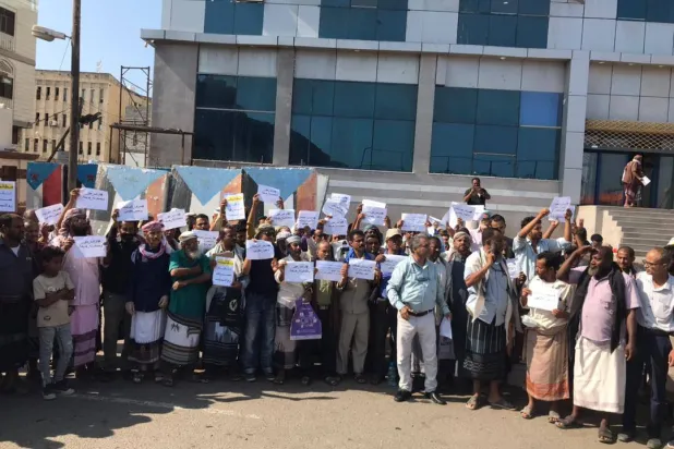 وقفة سابقة للموظفين النازحين أمام القصر الرئاسي في عدن (إعلام محلي)