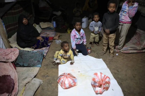 ملايين اليمنيين يعيشون أوضاعاً صعبة ويعتمدون على المساعدات الإنسانية (إ.ب.أ)