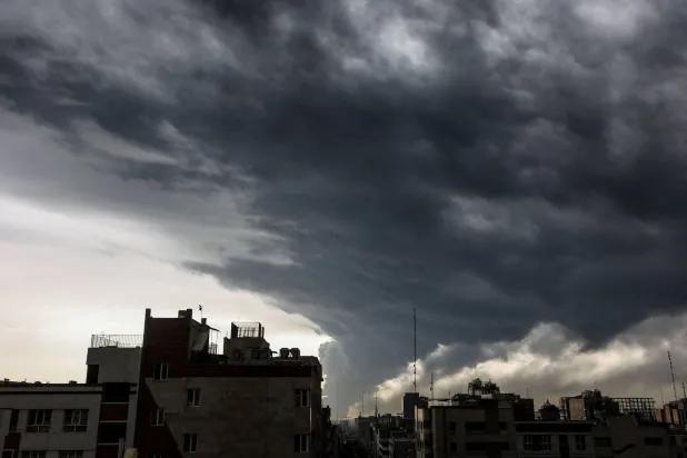 أدخنة سوداء تتصاعد في سماء طهران اليوم بعد غارات أميركية - إسرائيلية على مخازن النفط (رويترز)