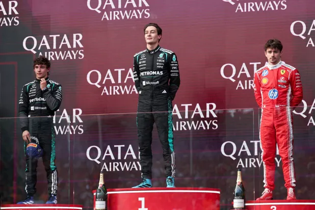 جورج راسل على منصة المركز الأول (رويترز)