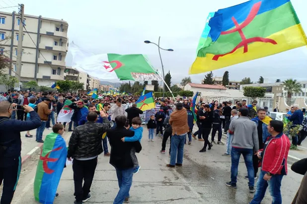 رفع الراية الأمازيغية في مظاهرة بمنطقة القبائل (حسابات ناشطين)